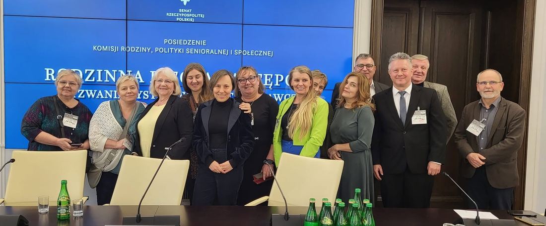 Przedstawicielki Koalicji na rzecz Rodzinnej Opieki Zastępczej podczas posiedzenia komisji senackiej